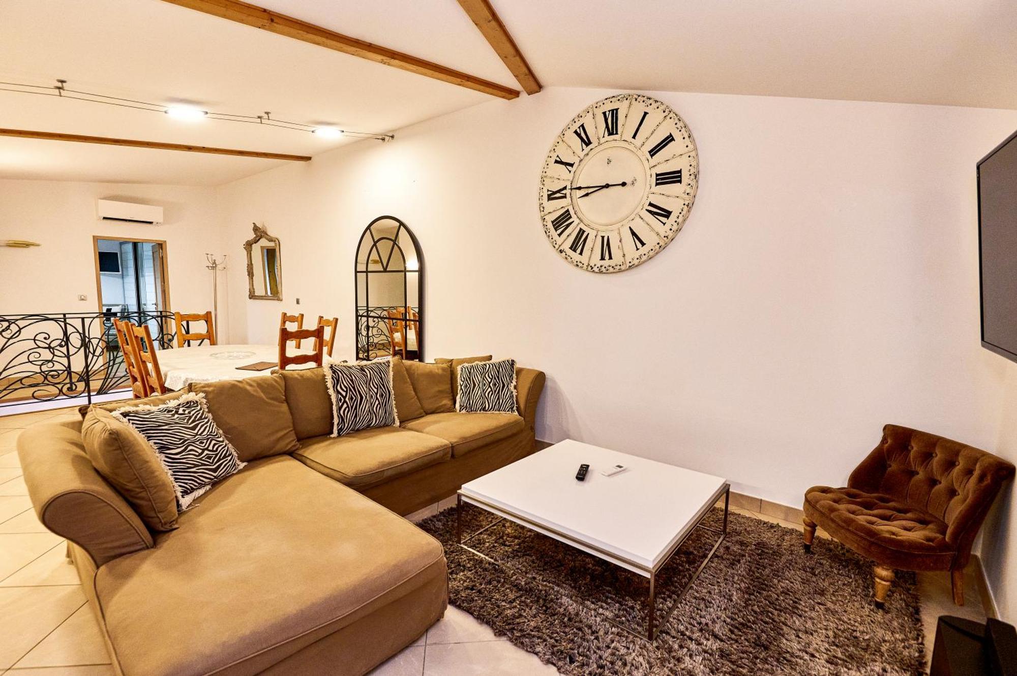 Champagne Andre Bergere & Suites Еперне Екстериор снимка