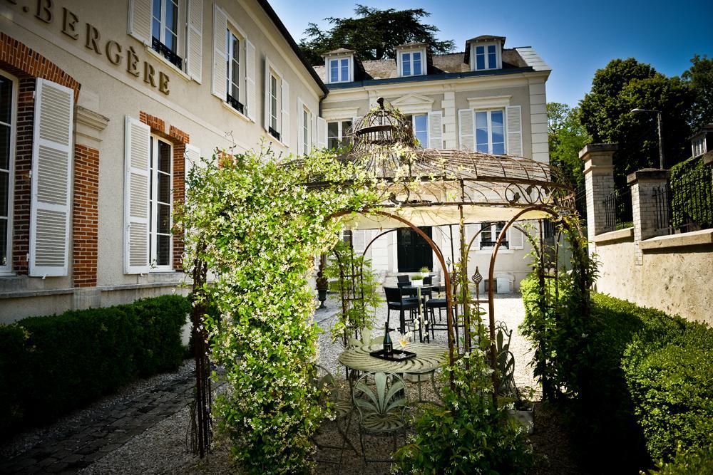 Champagne Andre Bergere & Suites Еперне Екстериор снимка