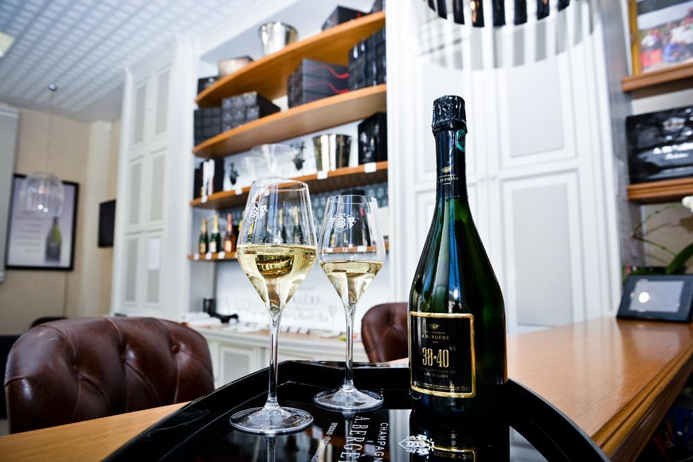 Champagne Andre Bergere & Suites Еперне Екстериор снимка