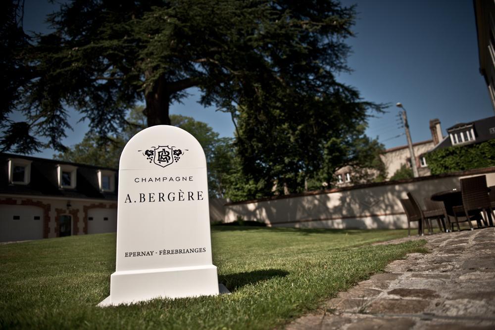 Champagne Andre Bergere & Suites Еперне Екстериор снимка