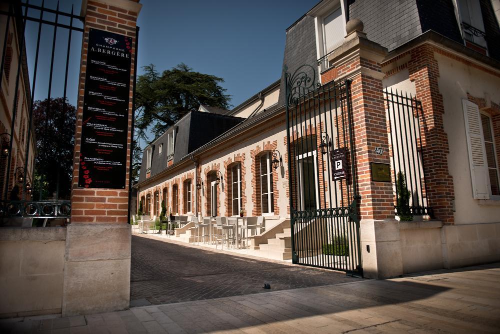 Champagne Andre Bergere & Suites Еперне Екстериор снимка