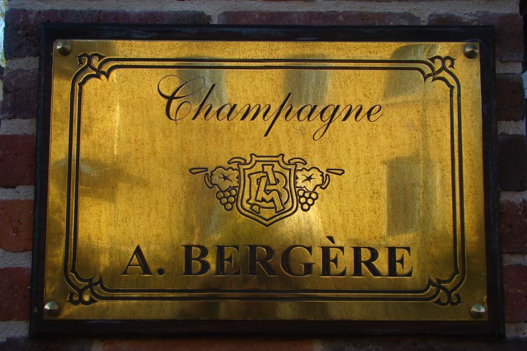 Champagne Andre Bergere & Suites Еперне Екстериор снимка
