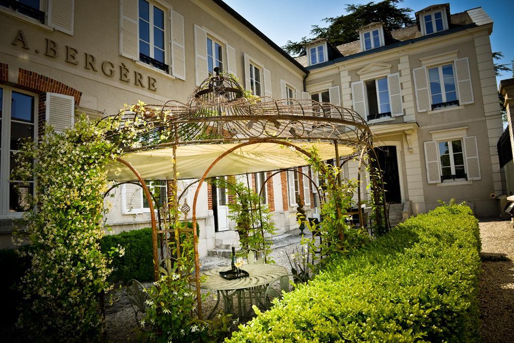 Champagne Andre Bergere & Suites Еперне Екстериор снимка
