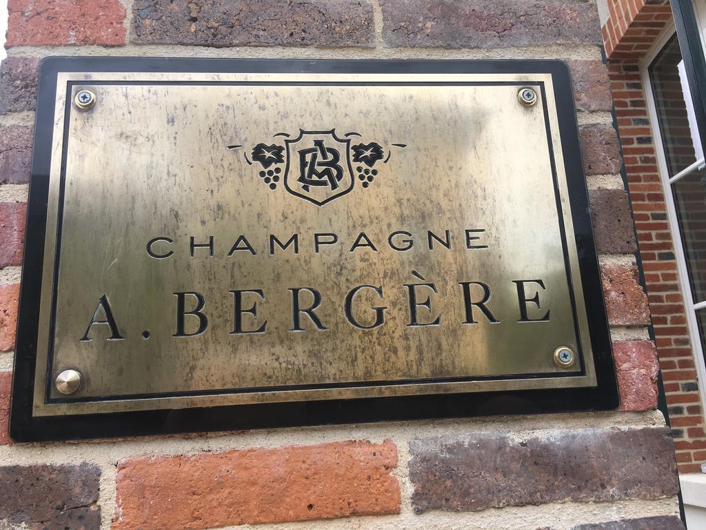Champagne Andre Bergere & Suites Еперне Екстериор снимка